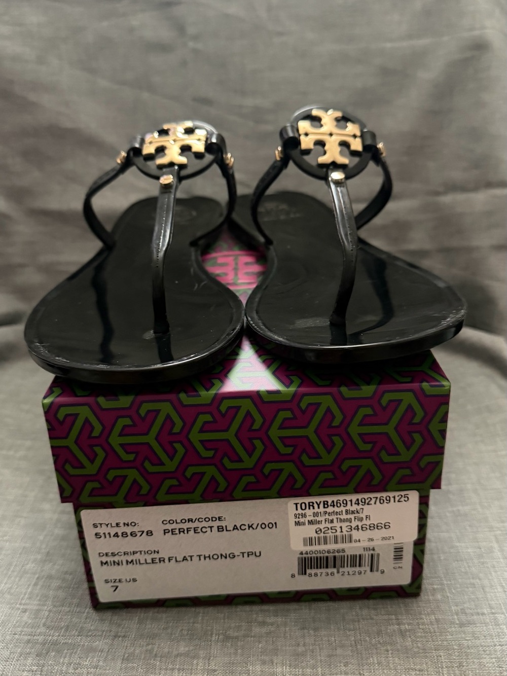 Tory Burch Black Patent Mini Miller Thong Sandal with Gold Logo - Picture 1 of 6